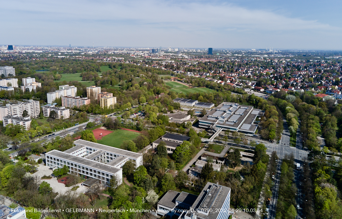 29.04.2022 - Luftbilder von der Baustelle Haus für Kinder in Neuperlach